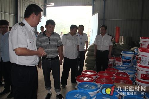 執(zhí)法人員向企業(yè)負(fù)責(zé)人王某(圖中穿黑白T恤者)講解相關(guān)法律法規(guī)